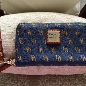 Dooney & Bourke Gretta Continental Wristlet